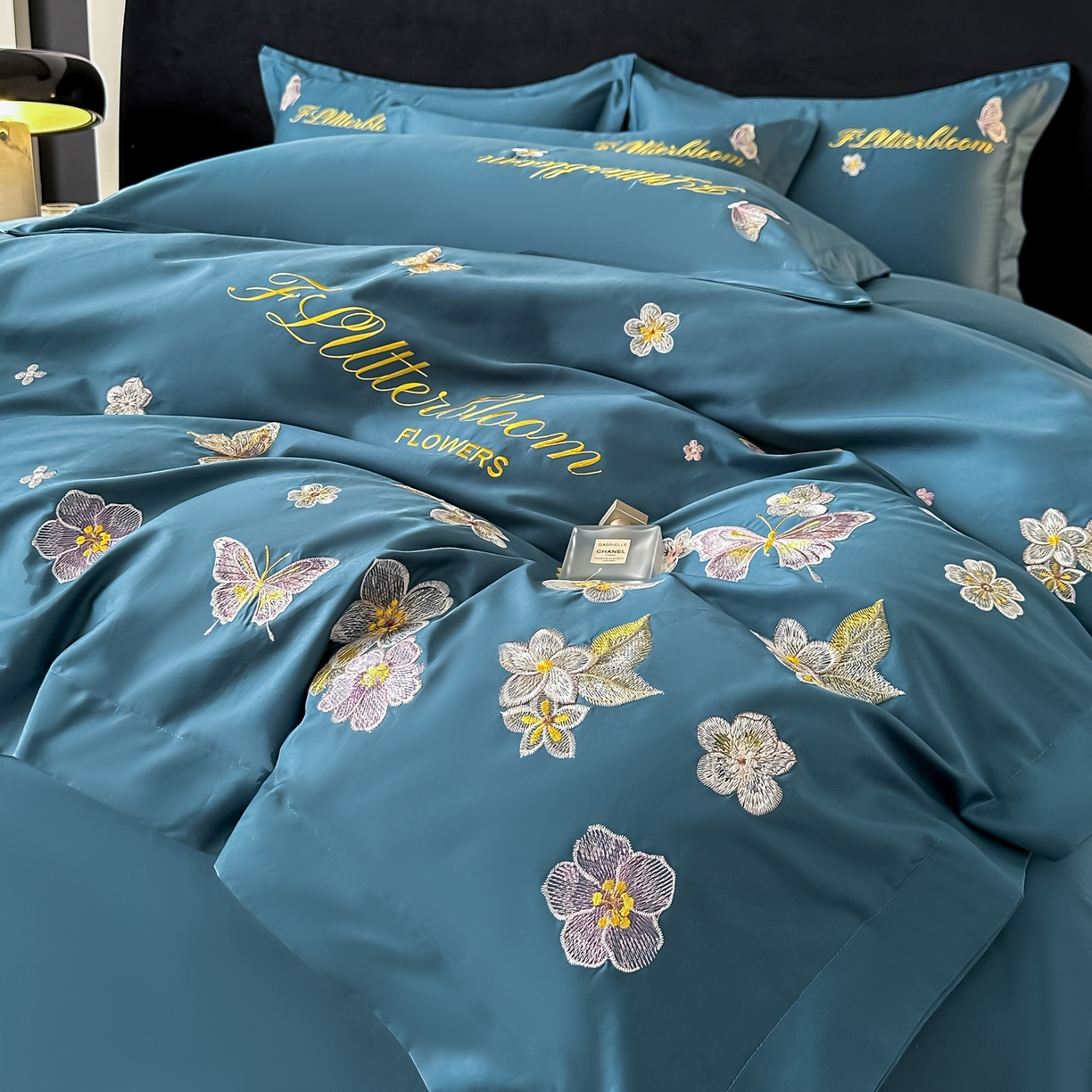 91家纺网 家纺一手货源 找家纺 卡诗兰 2025新款A类50S双股全棉贡缎长绒棉刺绣四件套-飞舞蝴蝶系列(高档礼盒装) 飞舞蝴蝶 宾利蓝