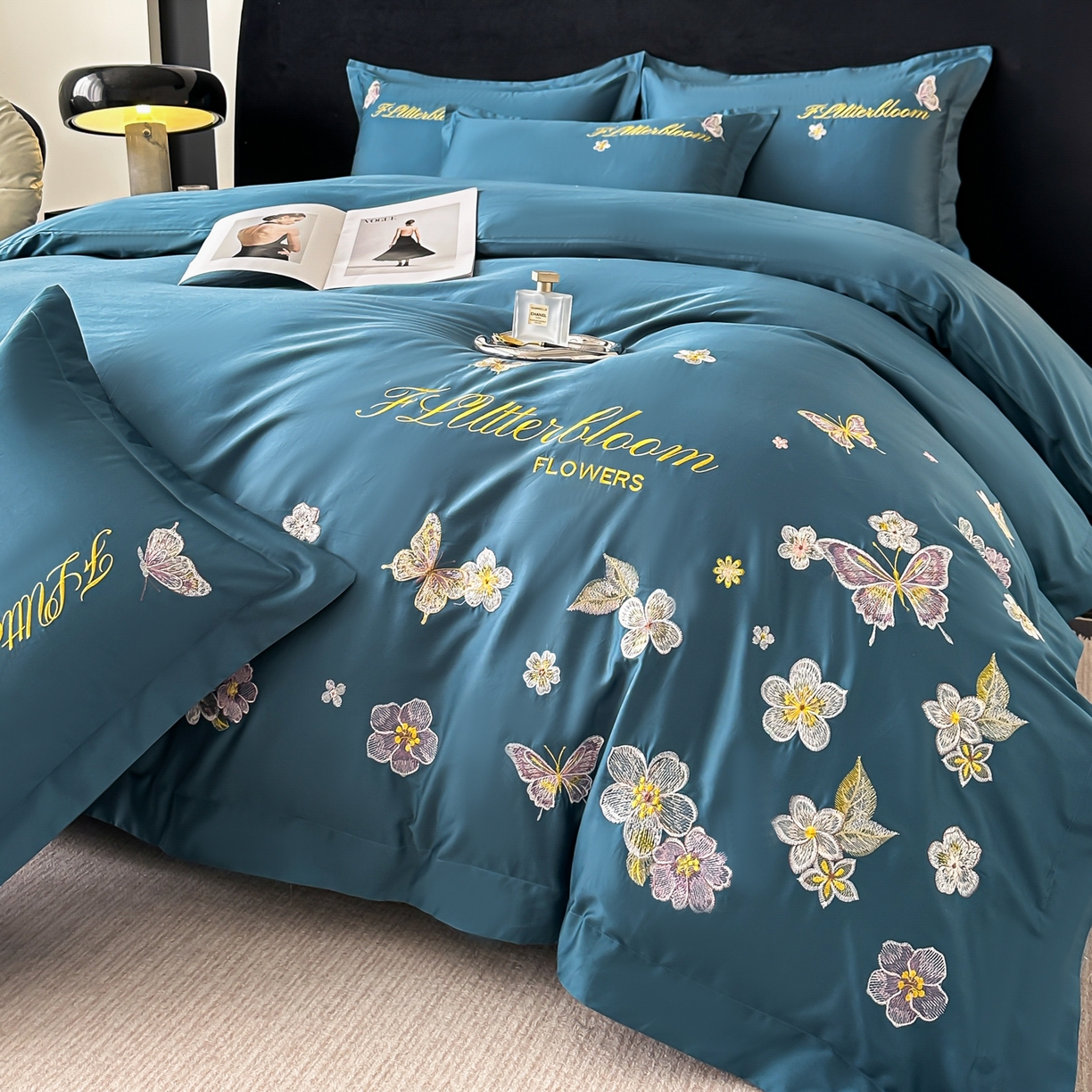 91家纺网 家纺一手货源 找家纺 卡诗兰 2025新款A类50S双股全棉贡缎长绒棉刺绣四件套-飞舞蝴蝶系列(高档礼盒装) 飞舞蝴蝶 宾利蓝