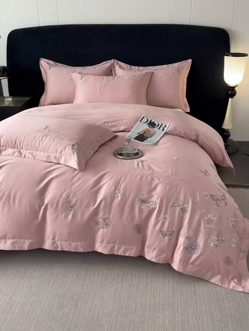 91家纺网 家纺一手货源 找家纺 卡诗兰 2025新款A类50S双股全棉贡缎长绒棉刺绣四件套-飞舞蝴蝶系列(高档礼盒装) 飞舞蝴蝶 钻石粉