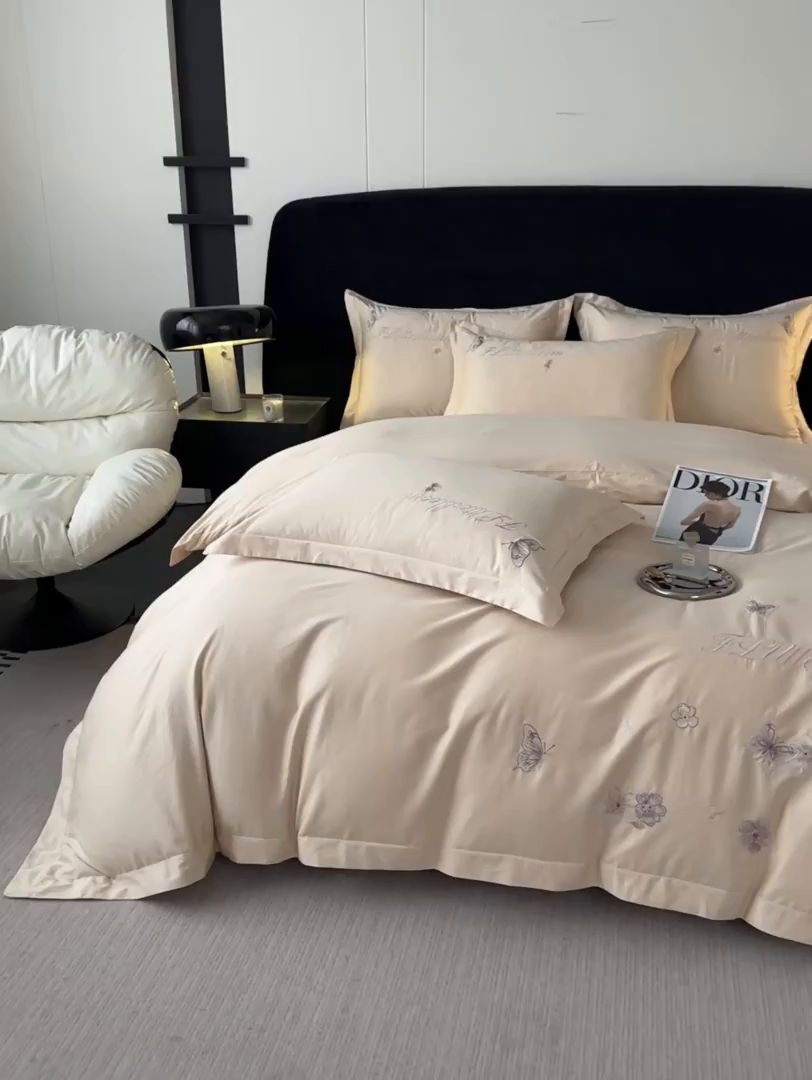 91家纺网 家纺一手货源 找家纺 卡诗兰 2025新款A类50S双股全棉贡缎长绒棉刺绣四件套-飞舞蝴蝶系列(高档礼盒装) 飞舞蝴蝶 香槟金