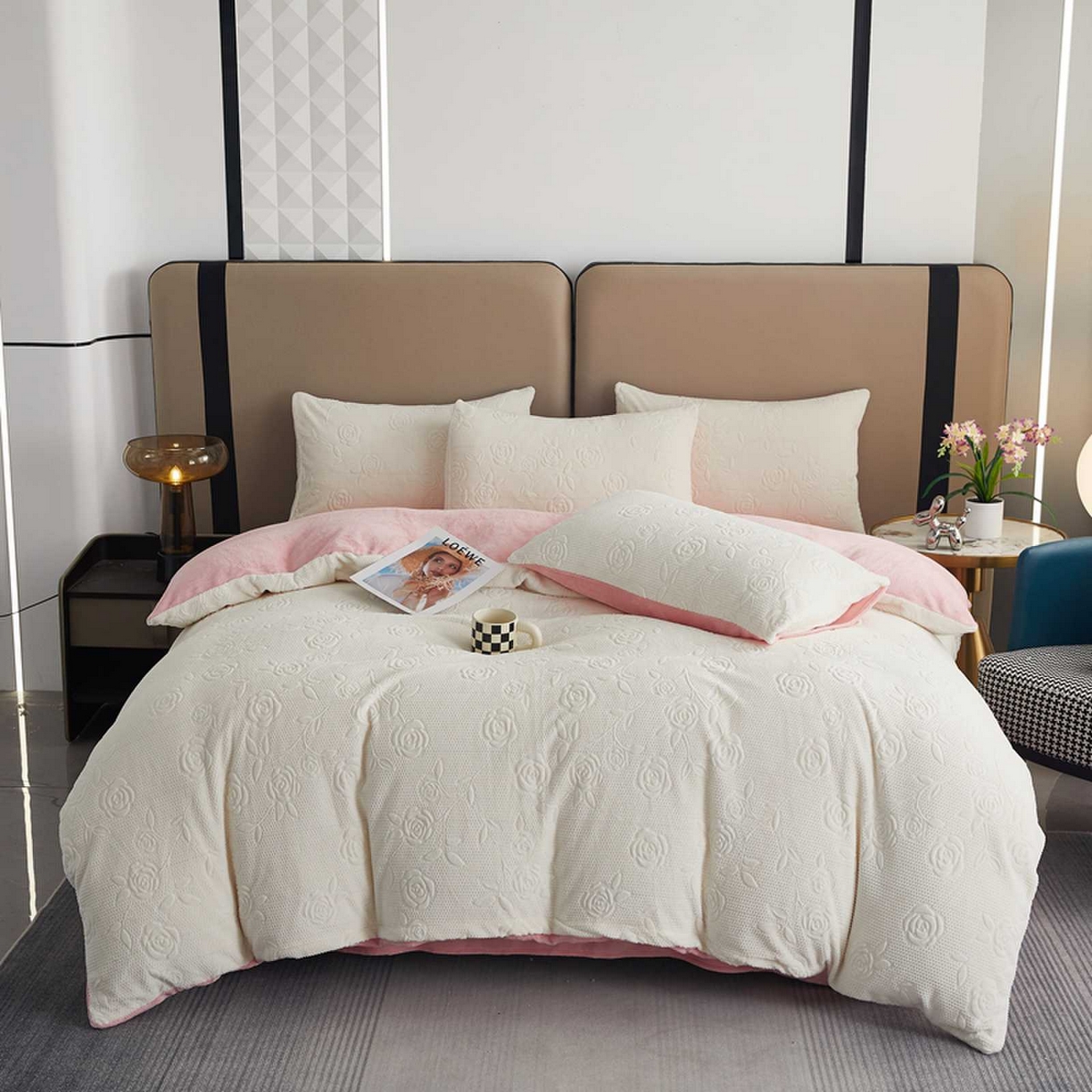 91家纺网 家纺一手货源 找家纺 卡诗兰 2025款高克重纯色牛奶绒雕花四件套 白拼粉