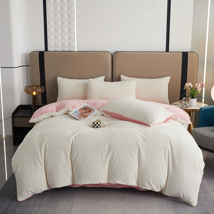 卡诗兰 2025款高克重纯色牛奶绒雕花四件套 白拼粉