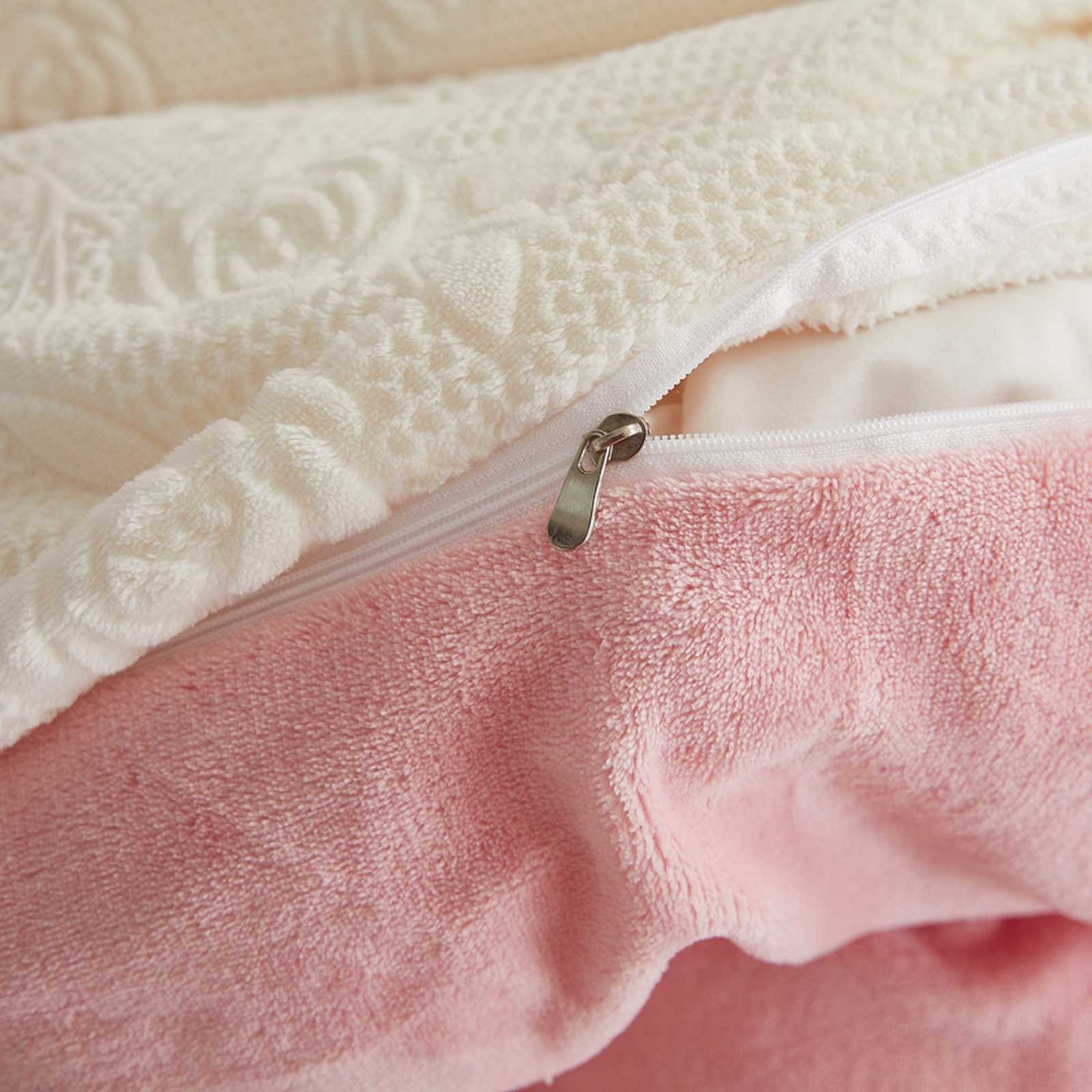 91家纺网 家纺一手货源 找家纺 卡诗兰 2025款高克重纯色牛奶绒雕花四件套 白拼粉