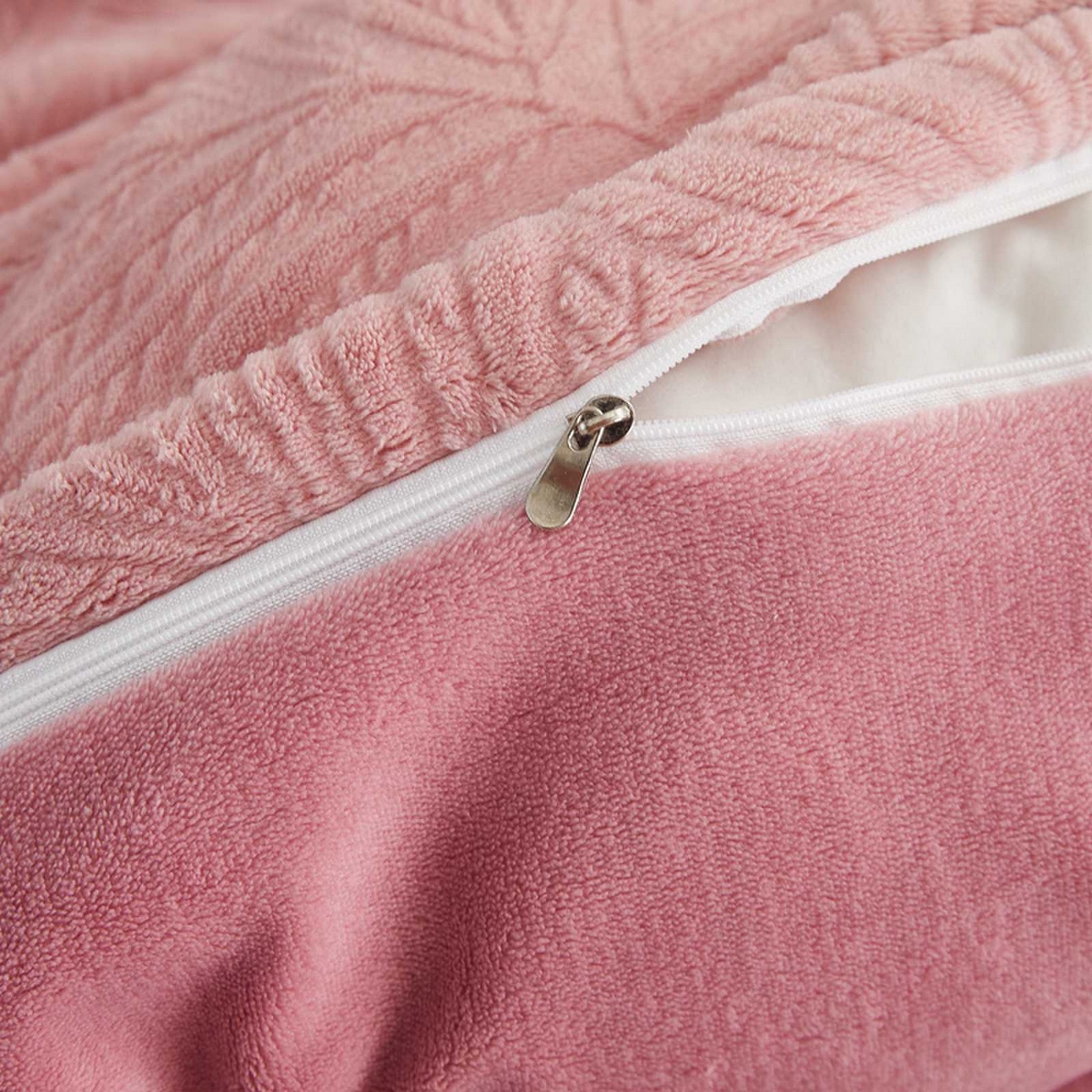 91家纺网 家纺一手货源 找家纺 卡诗兰 2025款高克重纯色牛奶绒雕花四件套 粉色