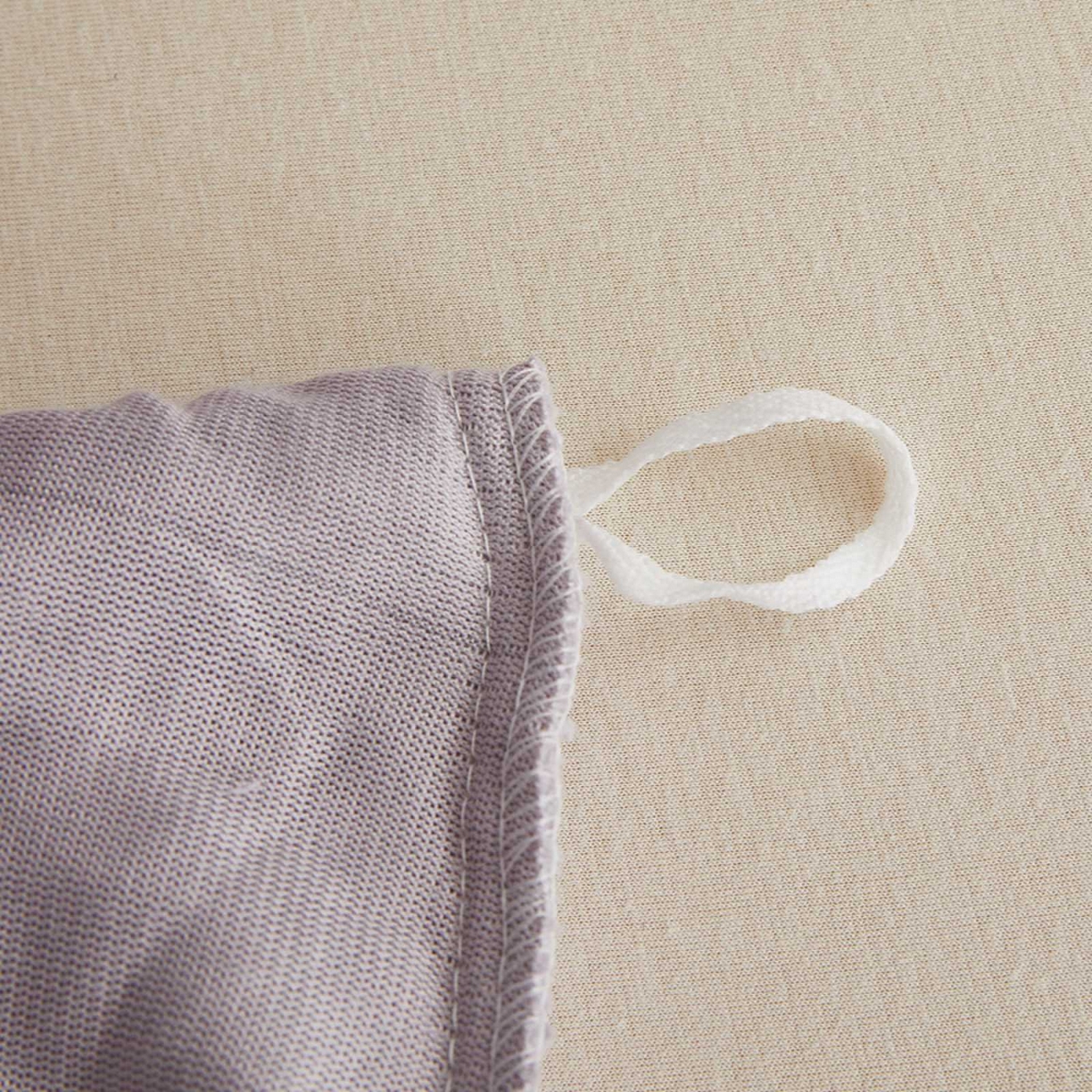 91家纺网 家纺一手货源 找家纺 卡诗兰 2025款高克重纯色牛奶绒雕花四件套 灰紫