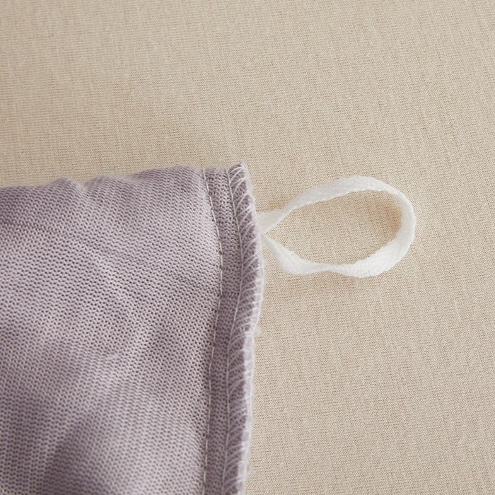 91家纺网 家纺一手货源 找家纺 卡诗兰 2025款高克重纯色牛奶绒雕花四件套 灰紫