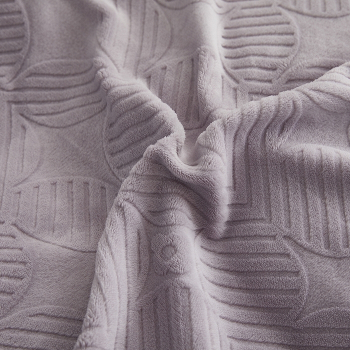 91家纺网 家纺一手货源 找家纺 卡诗兰 2025款高克重纯色牛奶绒雕花四件套 灰紫