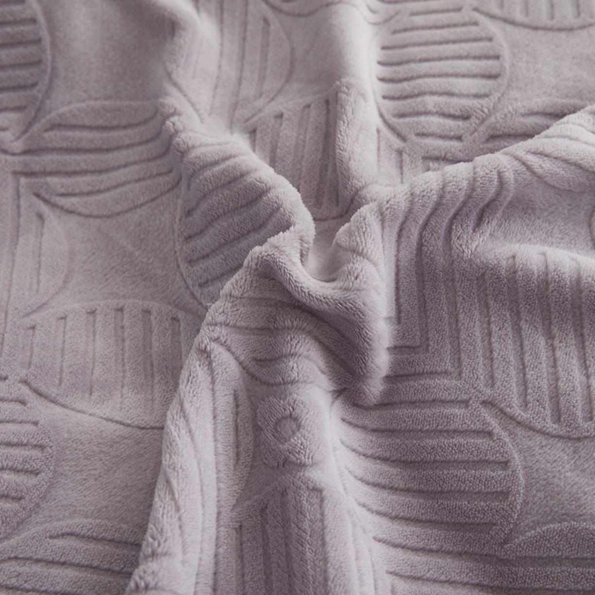 91家纺网 家纺一手货源 找家纺 卡诗兰 2025款高克重纯色牛奶绒雕花四件套 灰紫