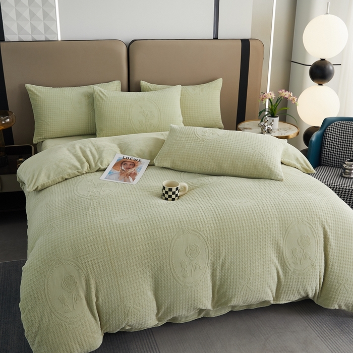 91家纺网 家纺一手货源 找家纺 卡诗兰 2025款高克重纯色牛奶绒雕花四件套 绿色