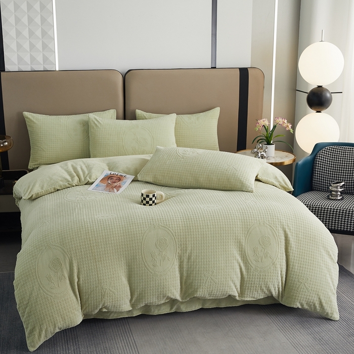 91家纺网 家纺一手货源 找家纺 卡诗兰 2025款高克重纯色牛奶绒雕花四件套 绿色