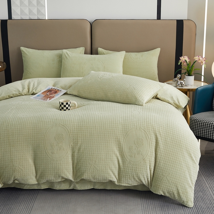 91家纺网 家纺一手货源 找家纺 卡诗兰 2025款高克重纯色牛奶绒雕花四件套 绿色