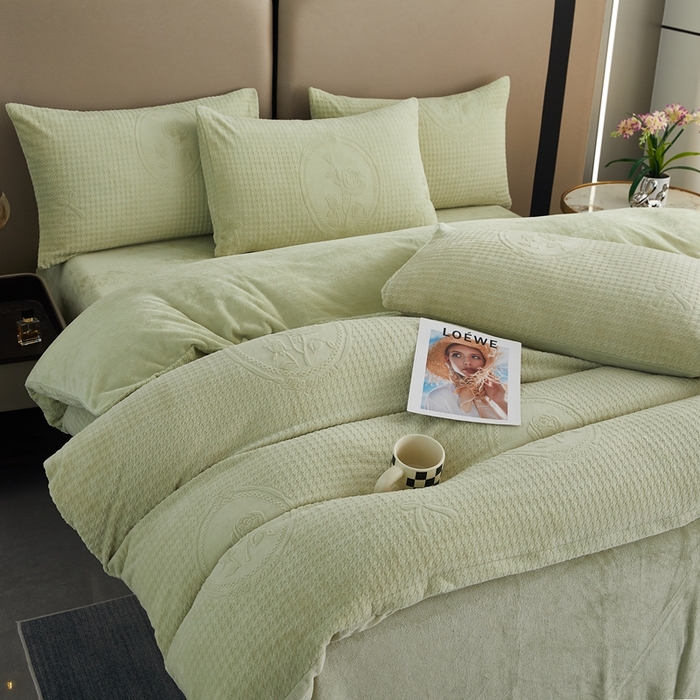 91家纺网 家纺一手货源 找家纺 卡诗兰 2025款高克重纯色牛奶绒雕花四件套 绿色