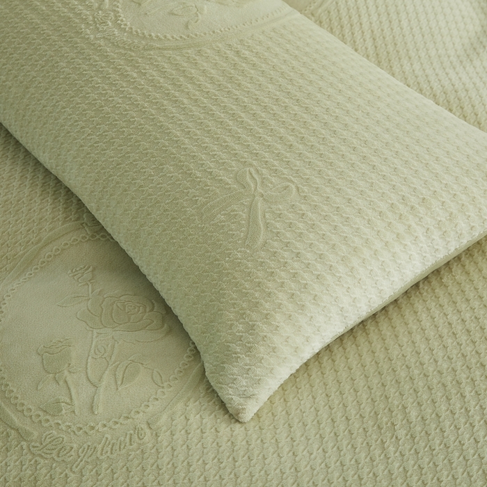 91家纺网 家纺一手货源 找家纺 卡诗兰 2025款高克重纯色牛奶绒雕花四件套 绿色