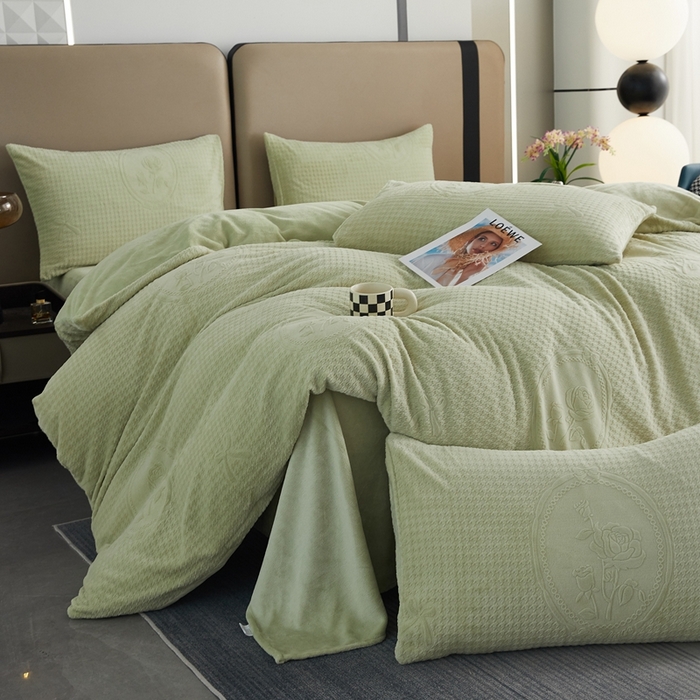 91家纺网 家纺一手货源 找家纺 卡诗兰 2025款高克重纯色牛奶绒雕花四件套 绿色