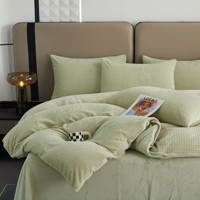 91家纺网 家纺一手货源 找家纺 卡诗兰 2025款高克重纯色牛奶绒雕花四件套 绿色