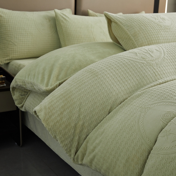 91家纺网 家纺一手货源 找家纺 卡诗兰 2025款高克重纯色牛奶绒雕花四件套 绿色