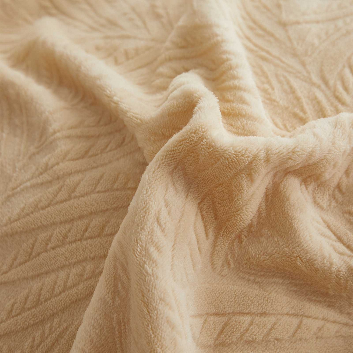 91家纺网 家纺一手货源 找家纺 卡诗兰 2025款高克重纯色牛奶绒雕花四件套 驼色