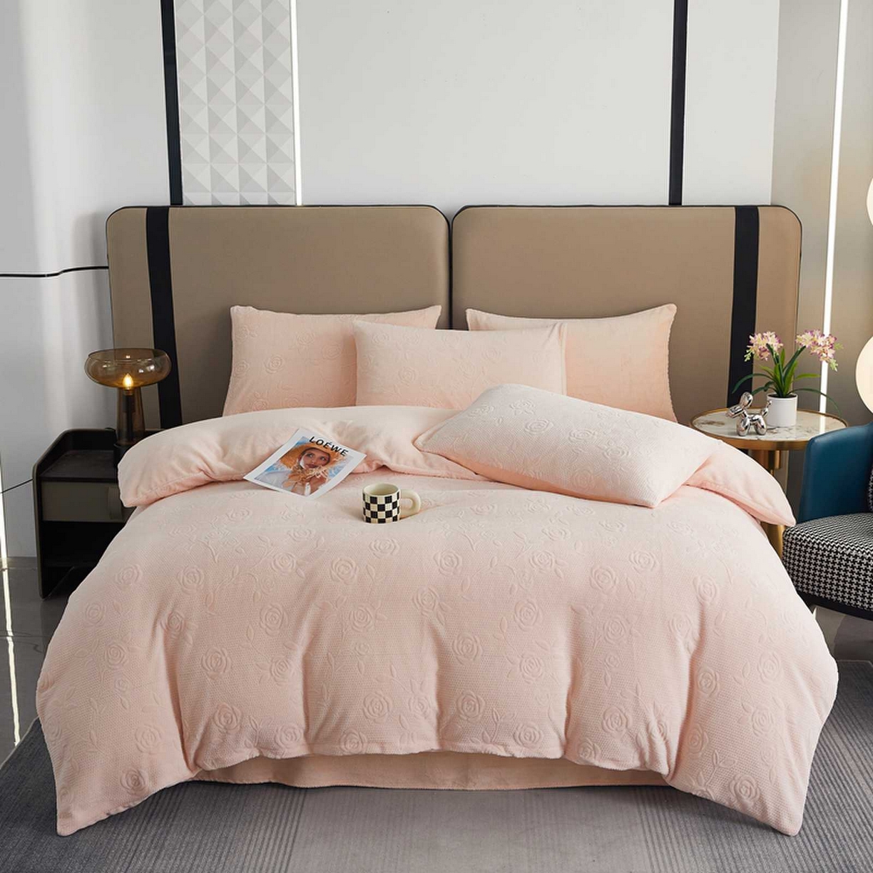 91家纺网 家纺一手货源 找家纺 卡诗兰 2025款高克重纯色牛奶绒雕花四件套 玉色