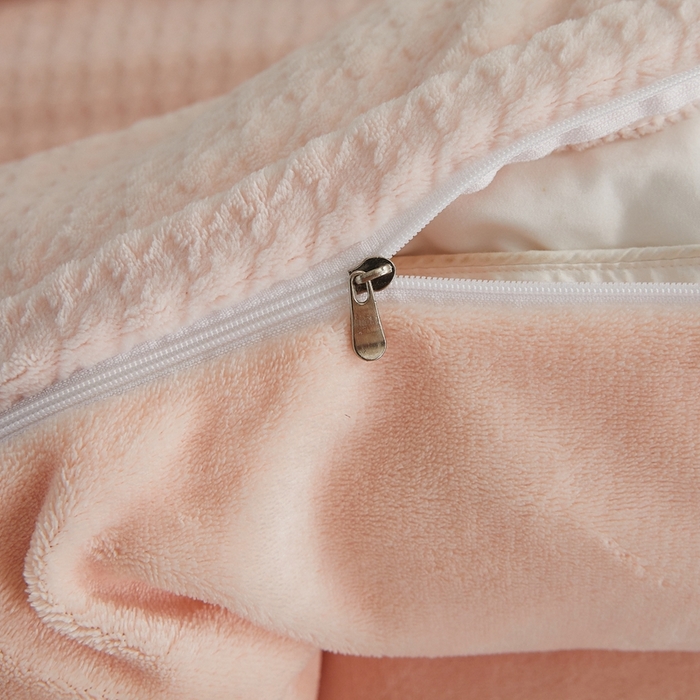 91家纺网 家纺一手货源 找家纺 卡诗兰 2025款高克重纯色牛奶绒雕花四件套 玉色