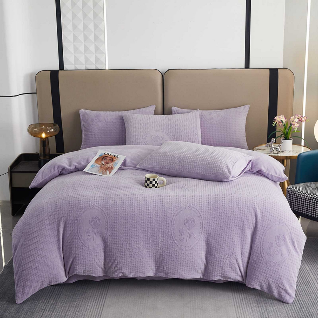 91家纺网 家纺一手货源 找家纺 卡诗兰 2025款高克重纯色牛奶绒雕花四件套 紫色