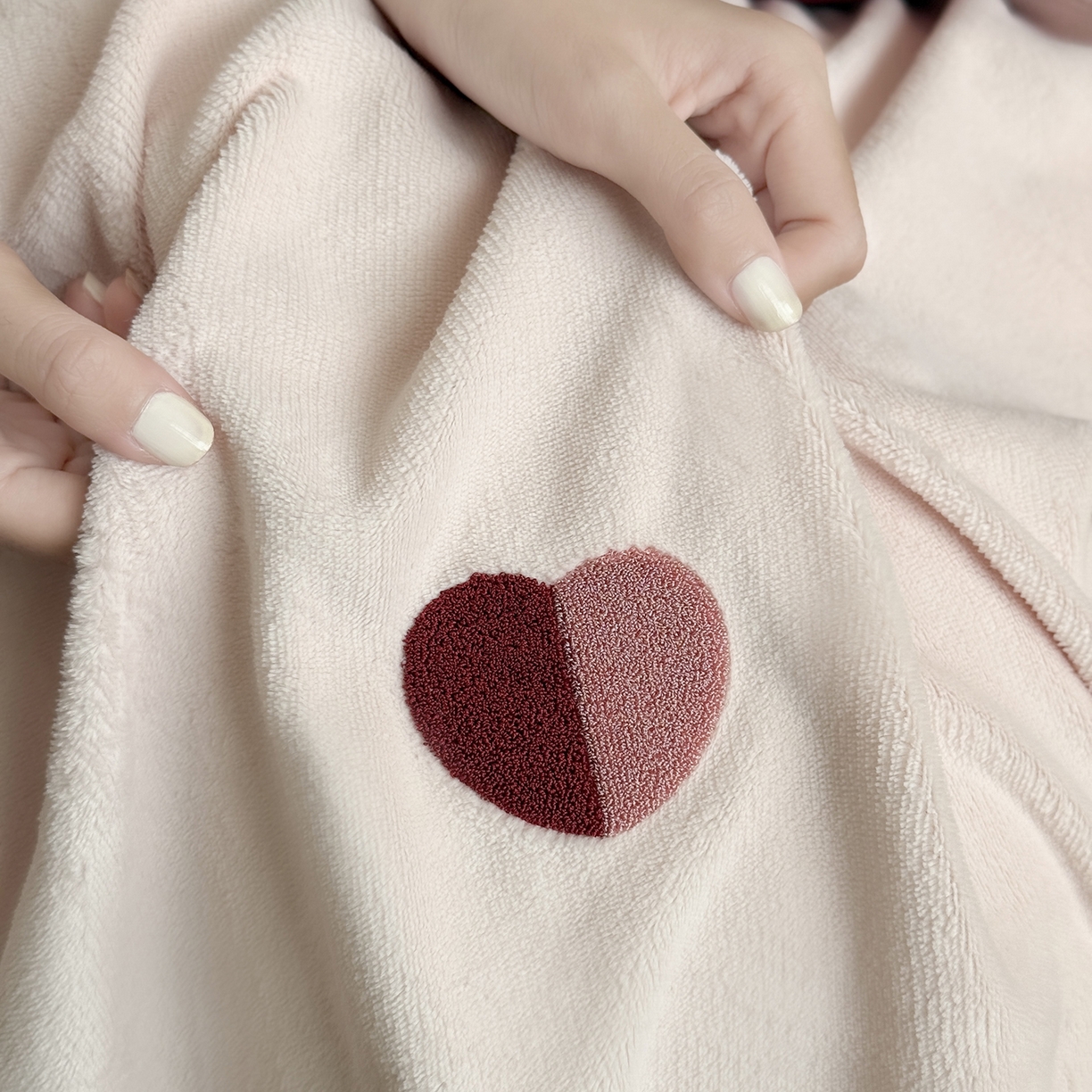 91家纺网 家纺一手货源 找家纺 江涞 2025新款高克重牛奶绒高端毛巾绣四件套-心悦 心悦-粉  牛奶绒