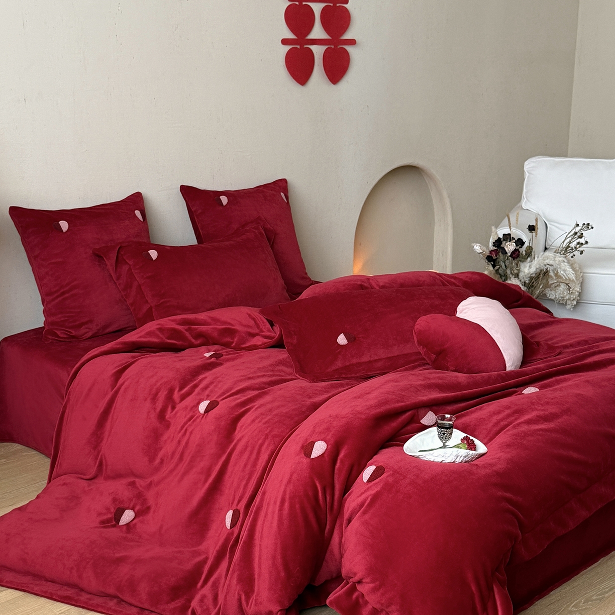 91家纺网 家纺一手货源 找家纺 江涞 2025新款高克重牛奶绒高端毛巾绣四件套-心悦 心悦-红  牛奶绒