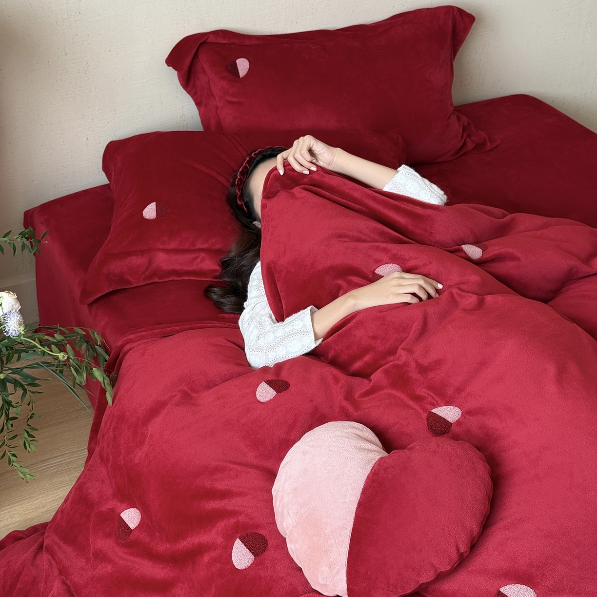 91家纺网 家纺一手货源 找家纺 江涞 2025新款高克重牛奶绒高端毛巾绣四件套-心悦 心悦-红  牛奶绒