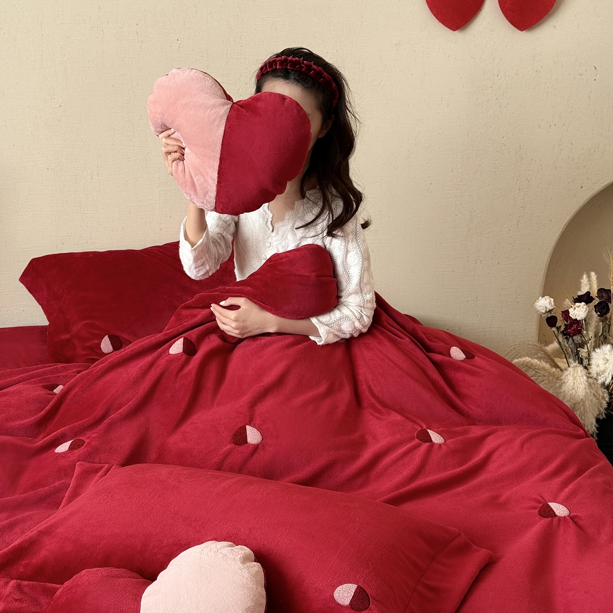 91家纺网 家纺一手货源 找家纺 江涞 2025新款高克重牛奶绒高端毛巾绣四件套-心悦 心悦-红  牛奶绒