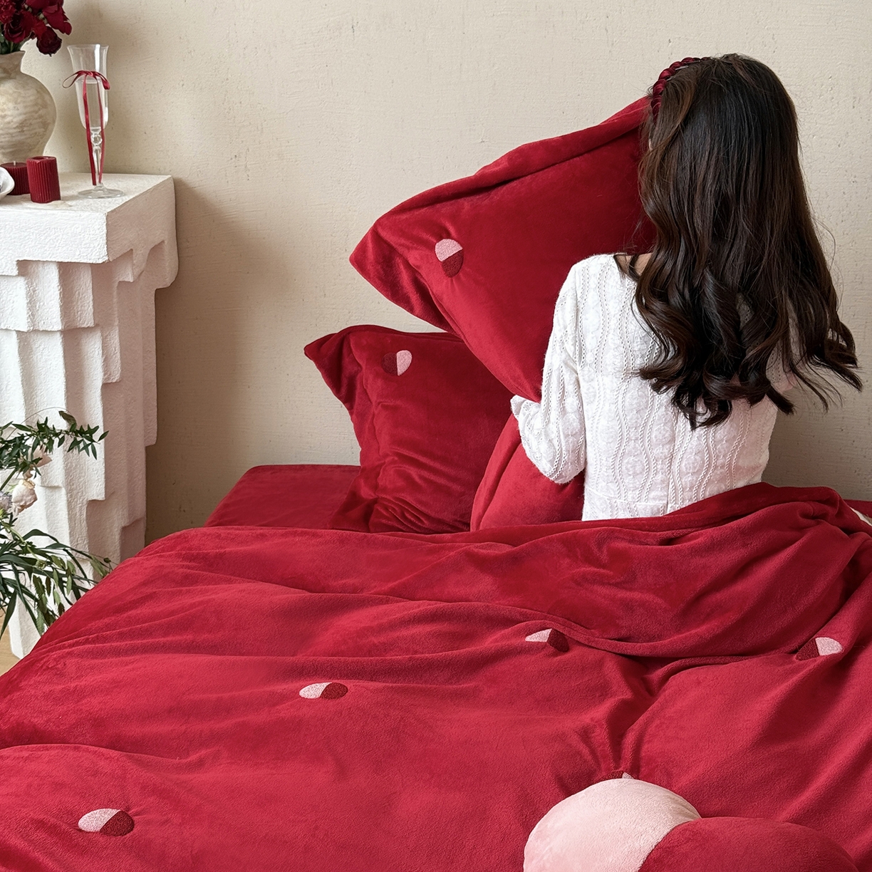 91家纺网 家纺一手货源 找家纺 江涞 2025新款高克重牛奶绒高端毛巾绣四件套-心悦 心悦-红  牛奶绒