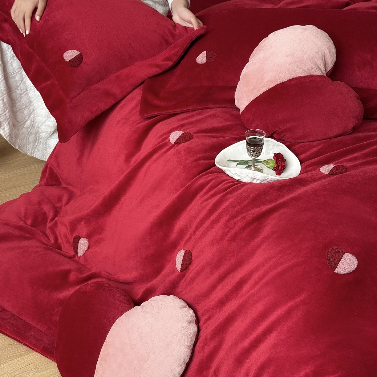 91家纺网 家纺一手货源 找家纺 江涞 2025新款高克重牛奶绒高端毛巾绣四件套-心悦 心悦-红  牛奶绒