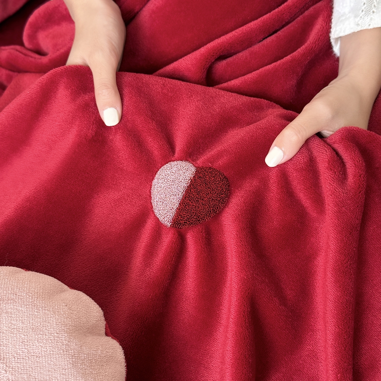 91家纺网 家纺一手货源 找家纺 江涞 2025新款高克重牛奶绒高端毛巾绣四件套-心悦 心悦-红  牛奶绒