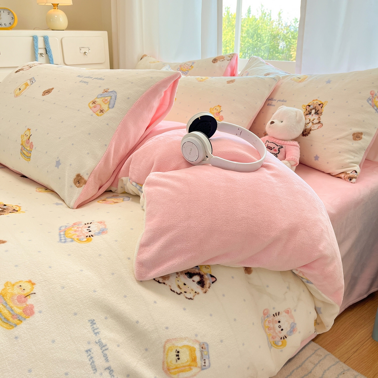 91家纺网 家纺一手货源 找家纺 吉象家纺 2025新款高克重牛奶绒印花被套 布偶猫