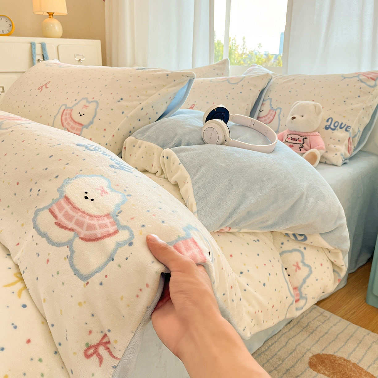 91家纺网 家纺一手货源 找家纺 吉象家纺 2025新款高克重牛奶绒印花被套 点点围脖狗