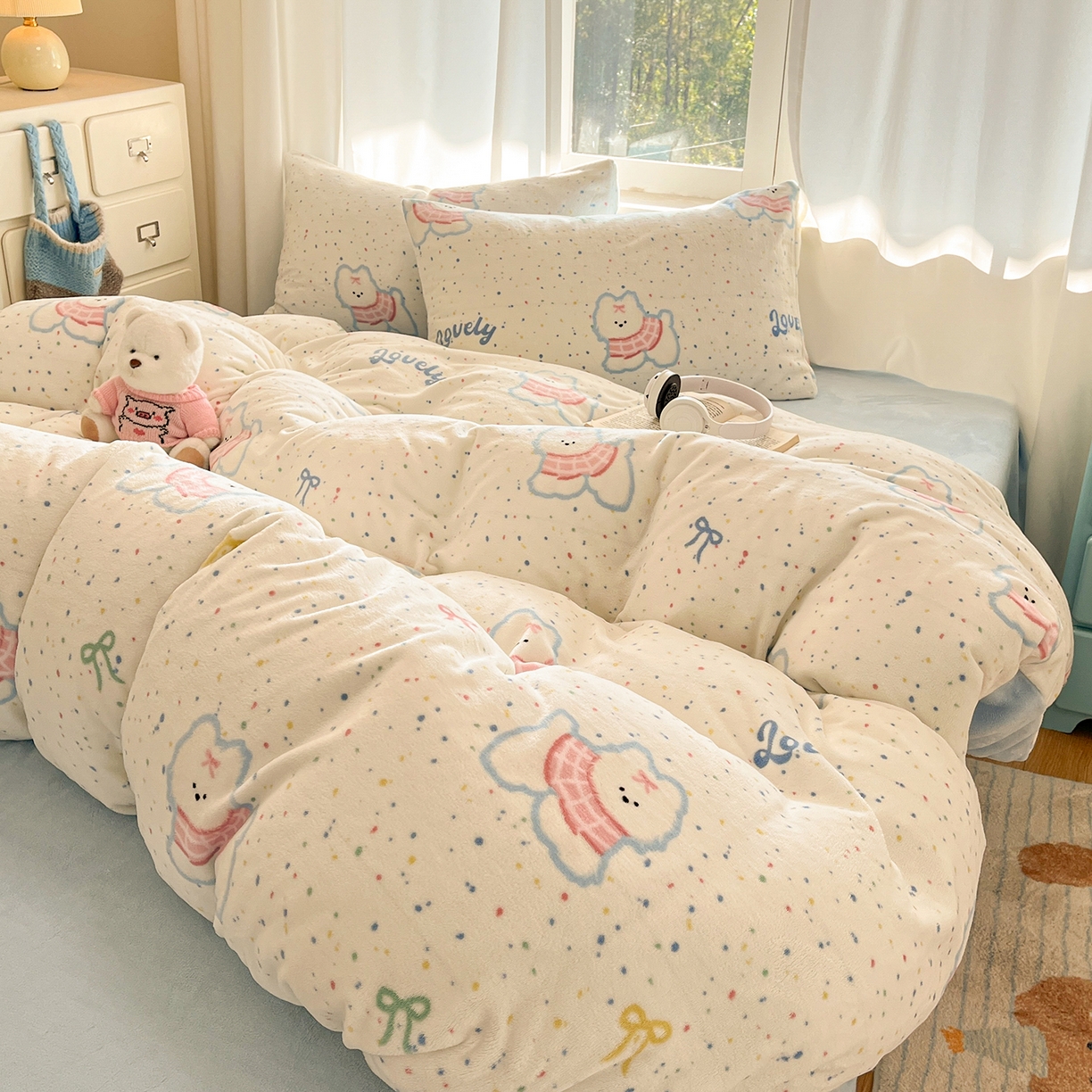 91家纺网 家纺一手货源 找家纺 吉象家纺 2025新款高克重牛奶绒印花被套 点点围脖狗