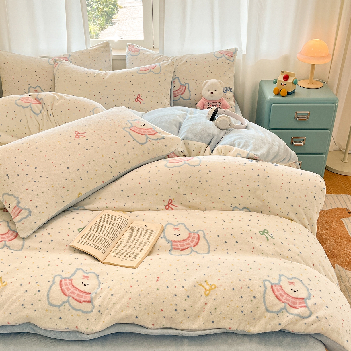 91家纺网 家纺一手货源 找家纺 吉象家纺 2025新款高克重牛奶绒印花被套 点点围脖狗