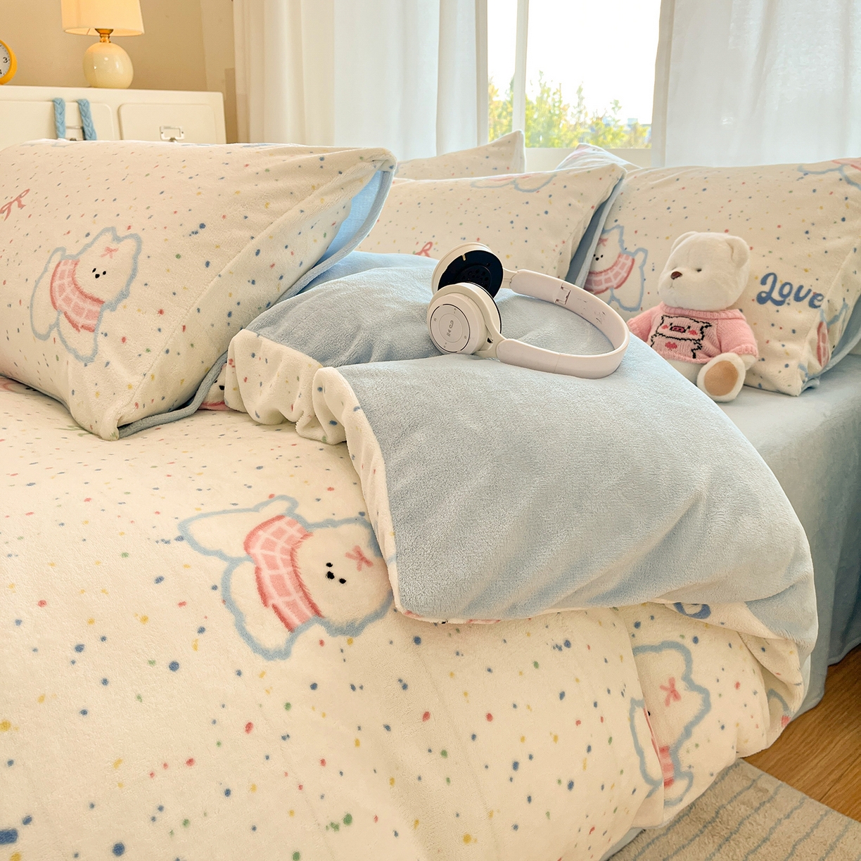 91家纺网 家纺一手货源 找家纺 吉象家纺 2025新款高克重牛奶绒印花被套 点点围脖狗