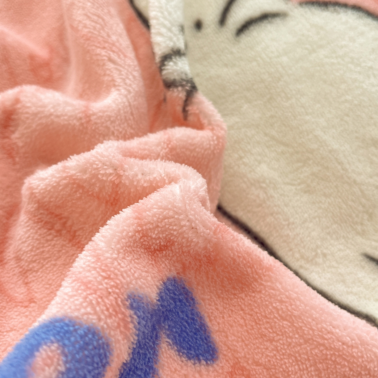 91家纺网 家纺一手货源 找家纺 吉象家纺 2025新款高克重牛奶绒印花被套 粉色猫咪