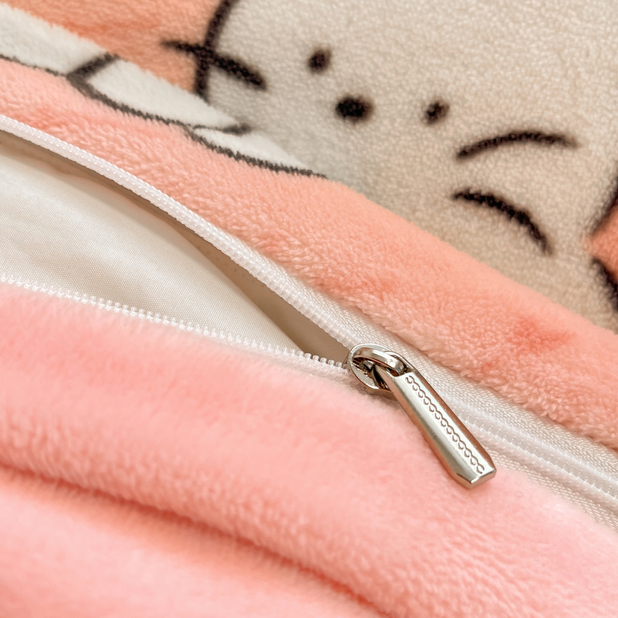 91家纺网 家纺一手货源 找家纺 吉象家纺 2025新款高克重牛奶绒印花被套 粉色猫咪