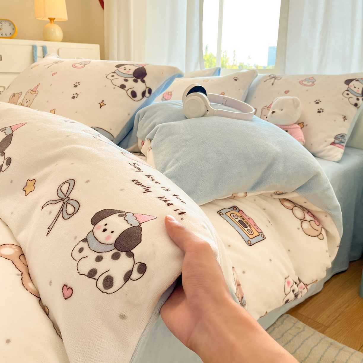 91家纺网 家纺一手货源 找家纺 吉象家纺 2025新款高克重牛奶绒印花被套 音乐熊仔