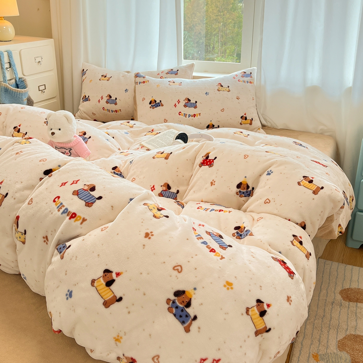 91家纺网 家纺一手货源 找家纺 吉象家纺 2025新款高克重牛奶绒印花被套 狗狗乐园