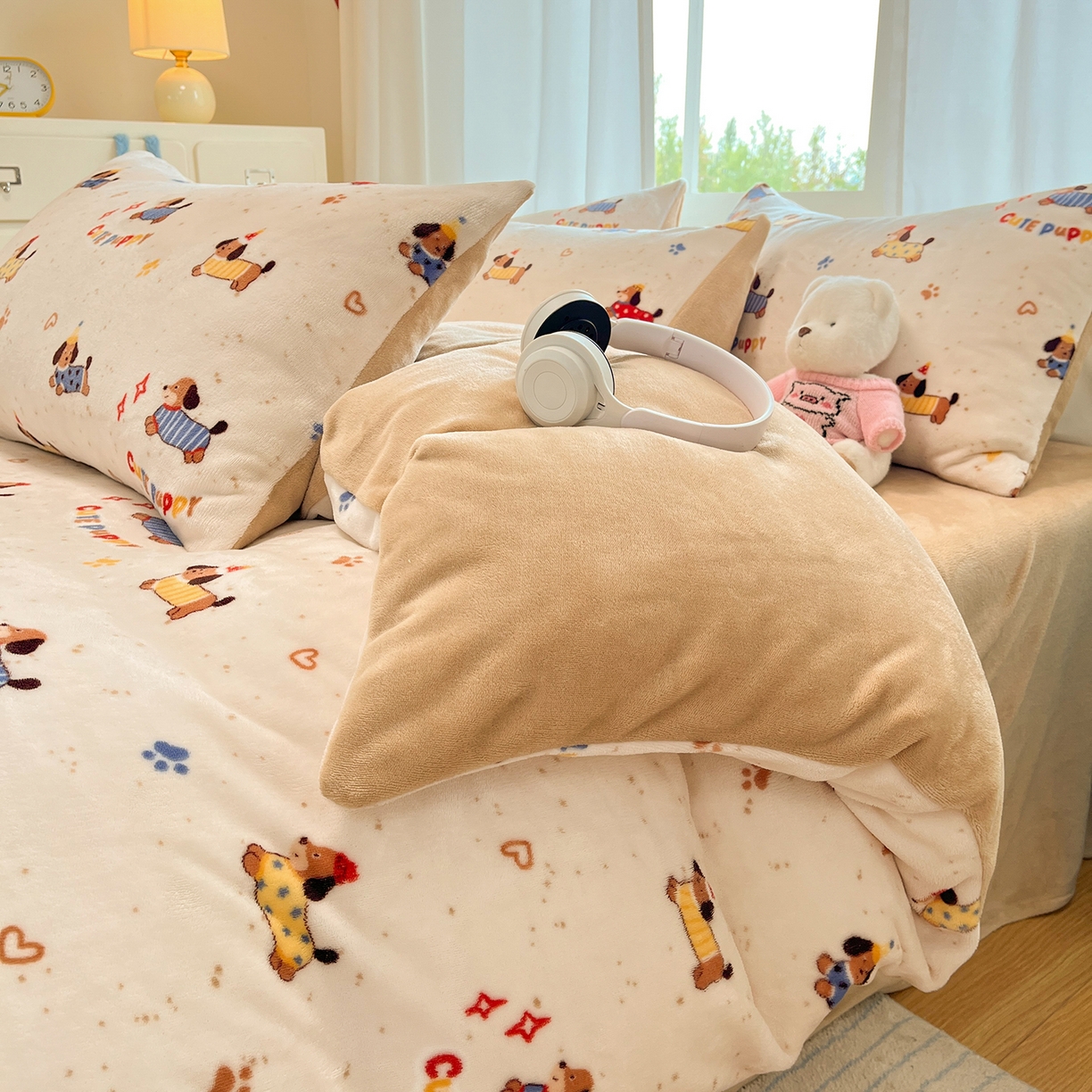 91家纺网 家纺一手货源 找家纺 吉象家纺 2025新款高克重牛奶绒印花被套 狗狗乐园