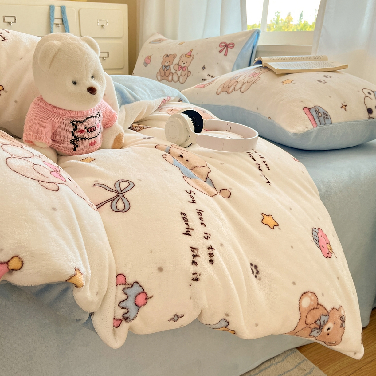 91家纺网 家纺一手货源 找家纺 吉象家纺 2025新款高克重牛奶绒印花被套 音乐熊仔