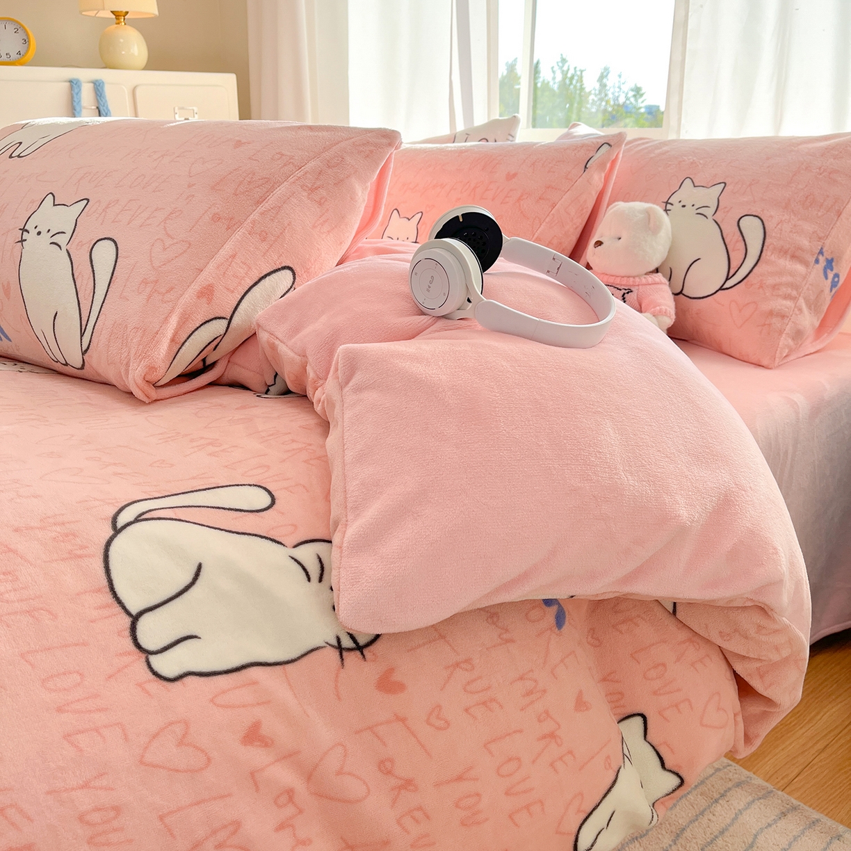 91家纺网 家纺一手货源 找家纺 吉象家纺 2025新款高克重牛奶绒印花被套 粉色猫咪