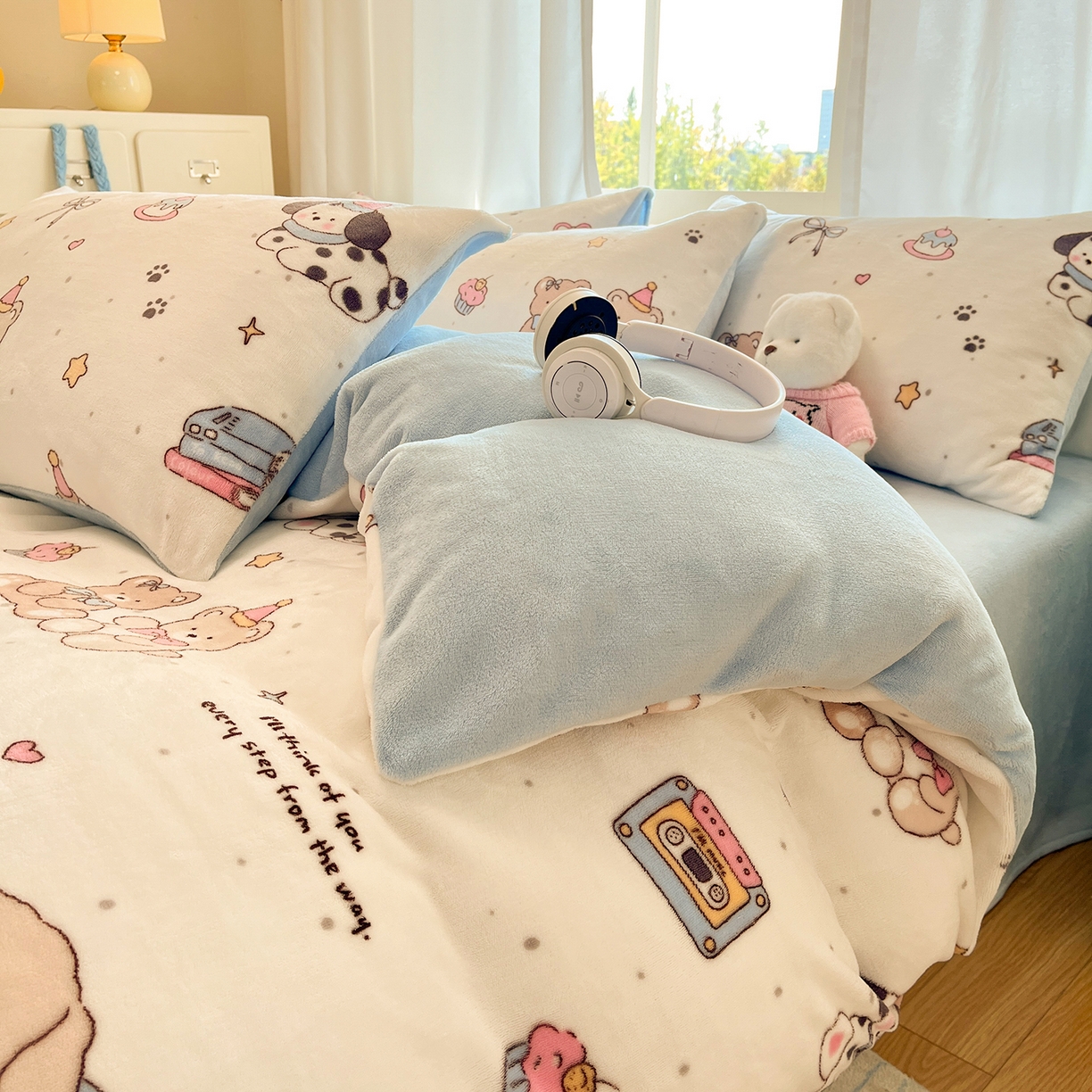 91家纺网 家纺一手货源 找家纺 吉象家纺 2025新款高克重牛奶绒印花被套 音乐熊仔