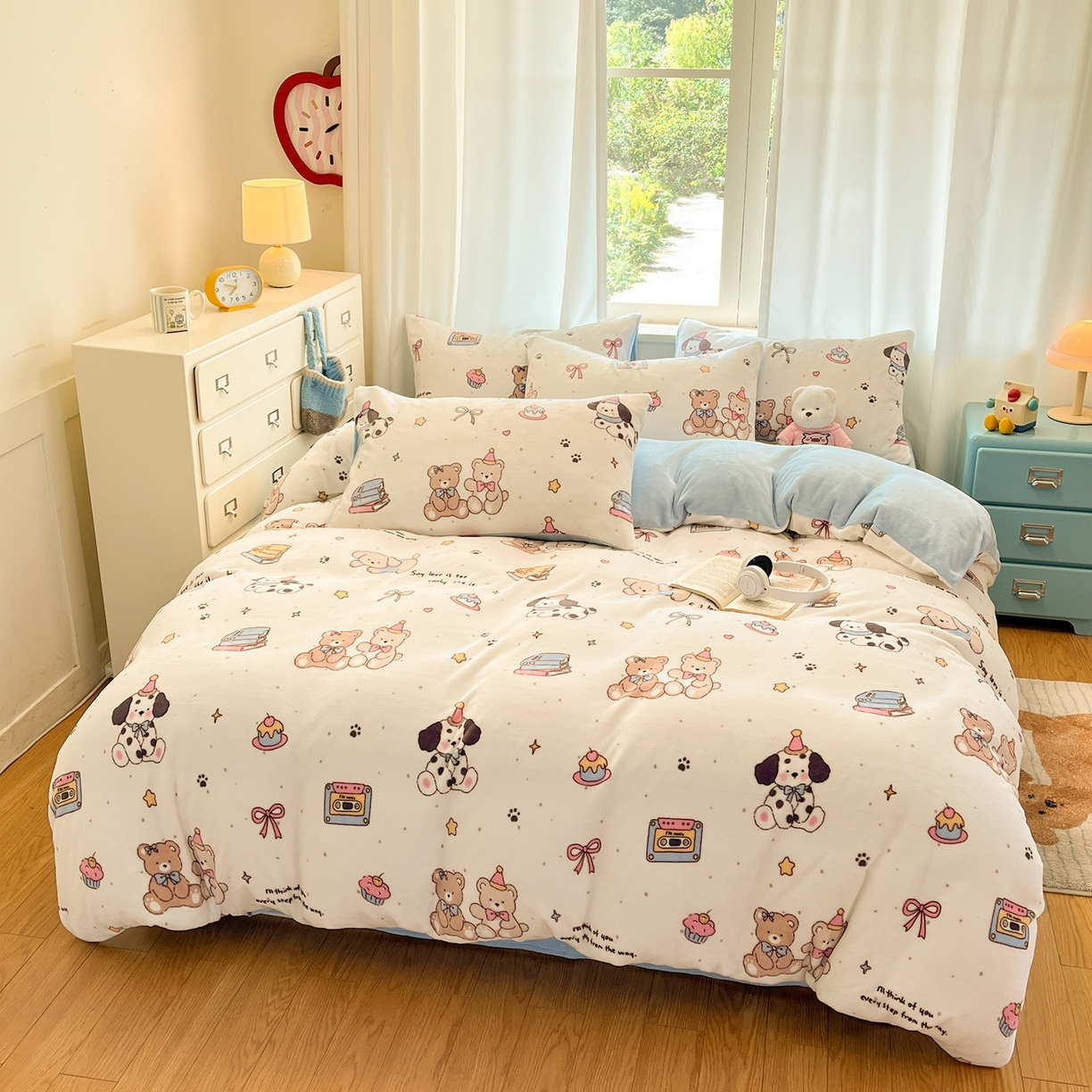 91家纺网 家纺一手货源 找家纺 吉象家纺 2025新款高克重牛奶绒印花被套 音乐熊仔