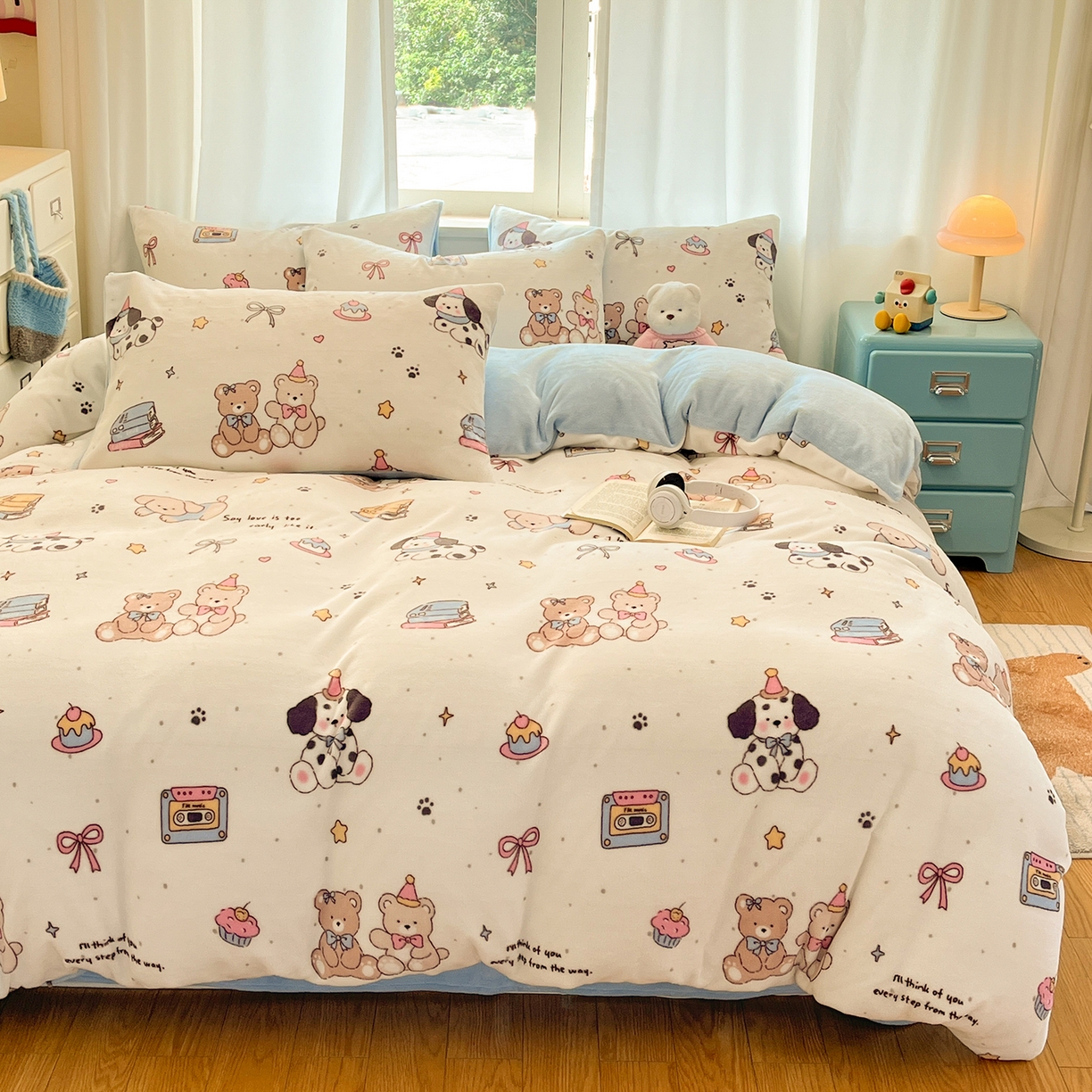 91家纺网 家纺一手货源 找家纺 吉象家纺 2025新款高克重牛奶绒印花被套 音乐熊仔