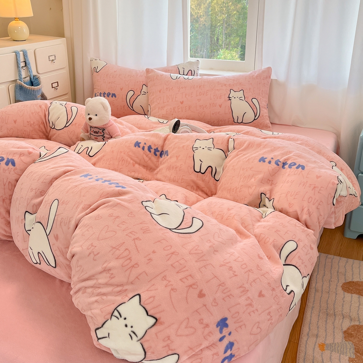 91家纺网 家纺一手货源 找家纺 吉象家纺 2025新款高克重牛奶绒印花被套 粉色猫咪