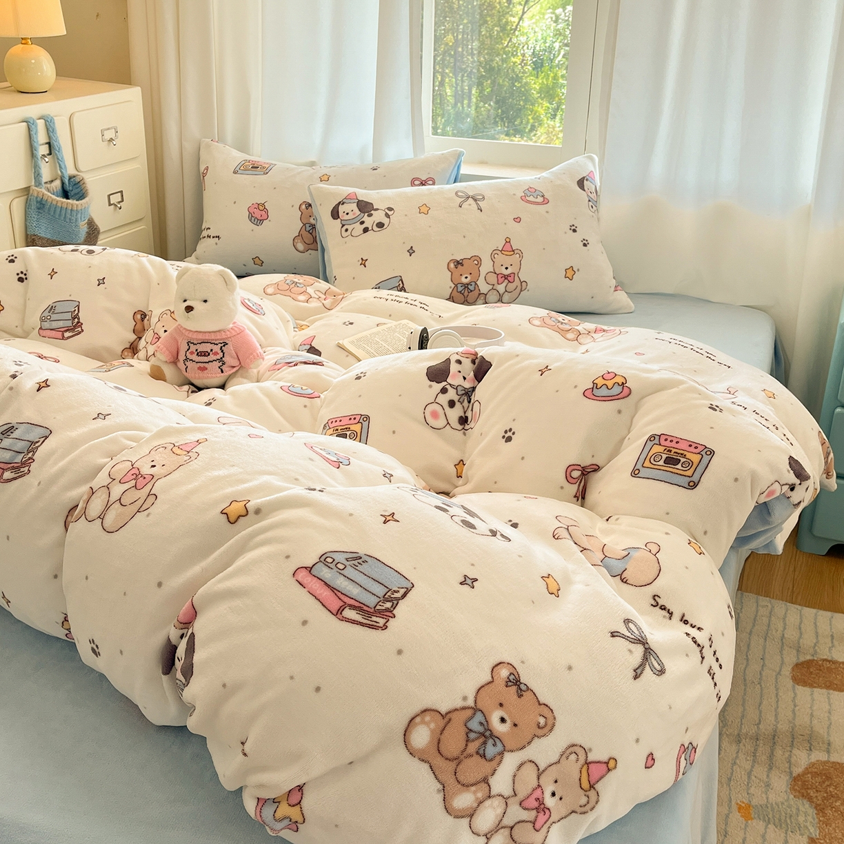 91家纺网 家纺一手货源 找家纺 吉象家纺 2025新款高克重牛奶绒印花被套 音乐熊仔