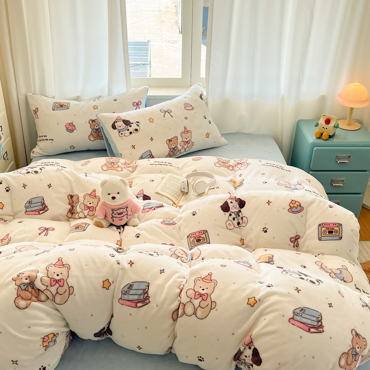 91家纺网 家纺一手货源 找家纺 吉象家纺 2025新款高克重牛奶绒印花被套 音乐熊仔