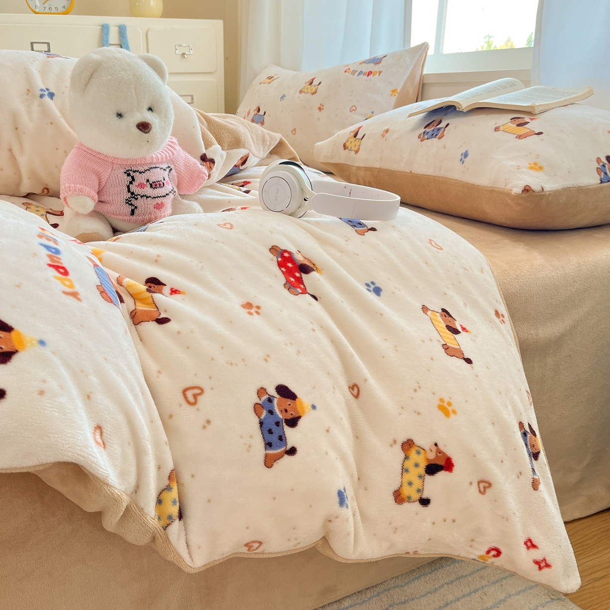 91家纺网 家纺一手货源 找家纺 吉象家纺 2025新款高克重牛奶绒印花被套 狗狗乐园